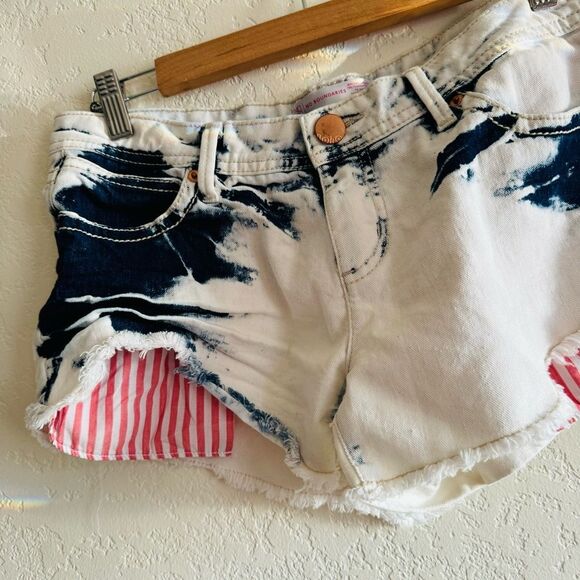 No Boundaries | acid washed jean shorts with red and white stripe pockets | 9 - Picture 10 of 11